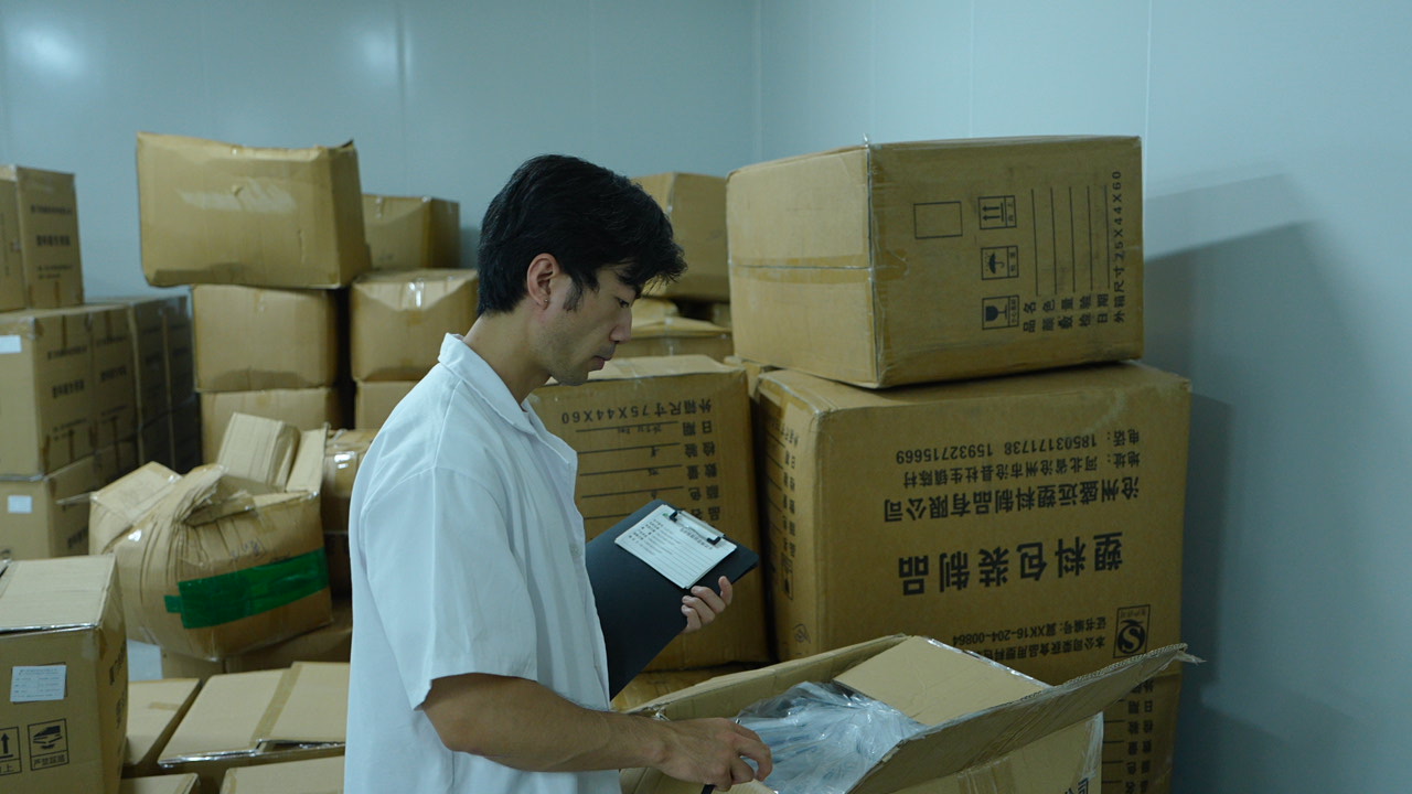 原料仓工作人员核对纸箱信息