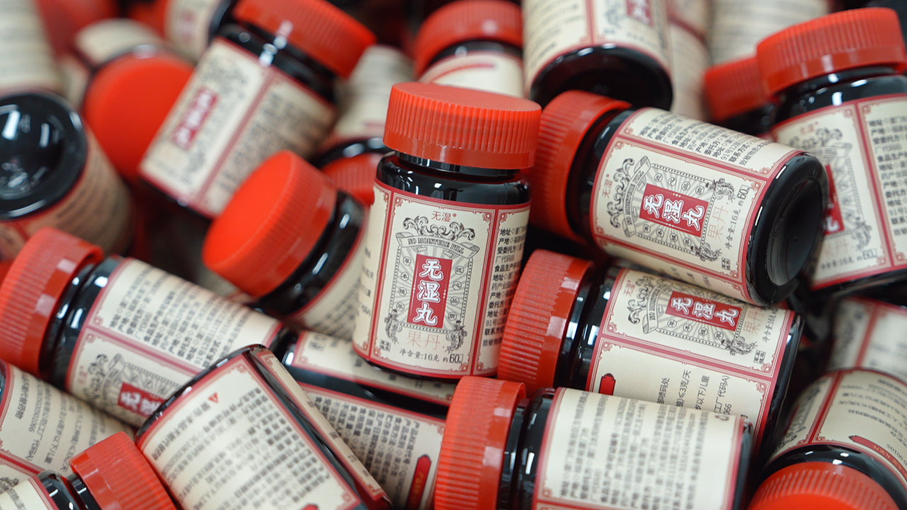 完成贴标的瓶装产品