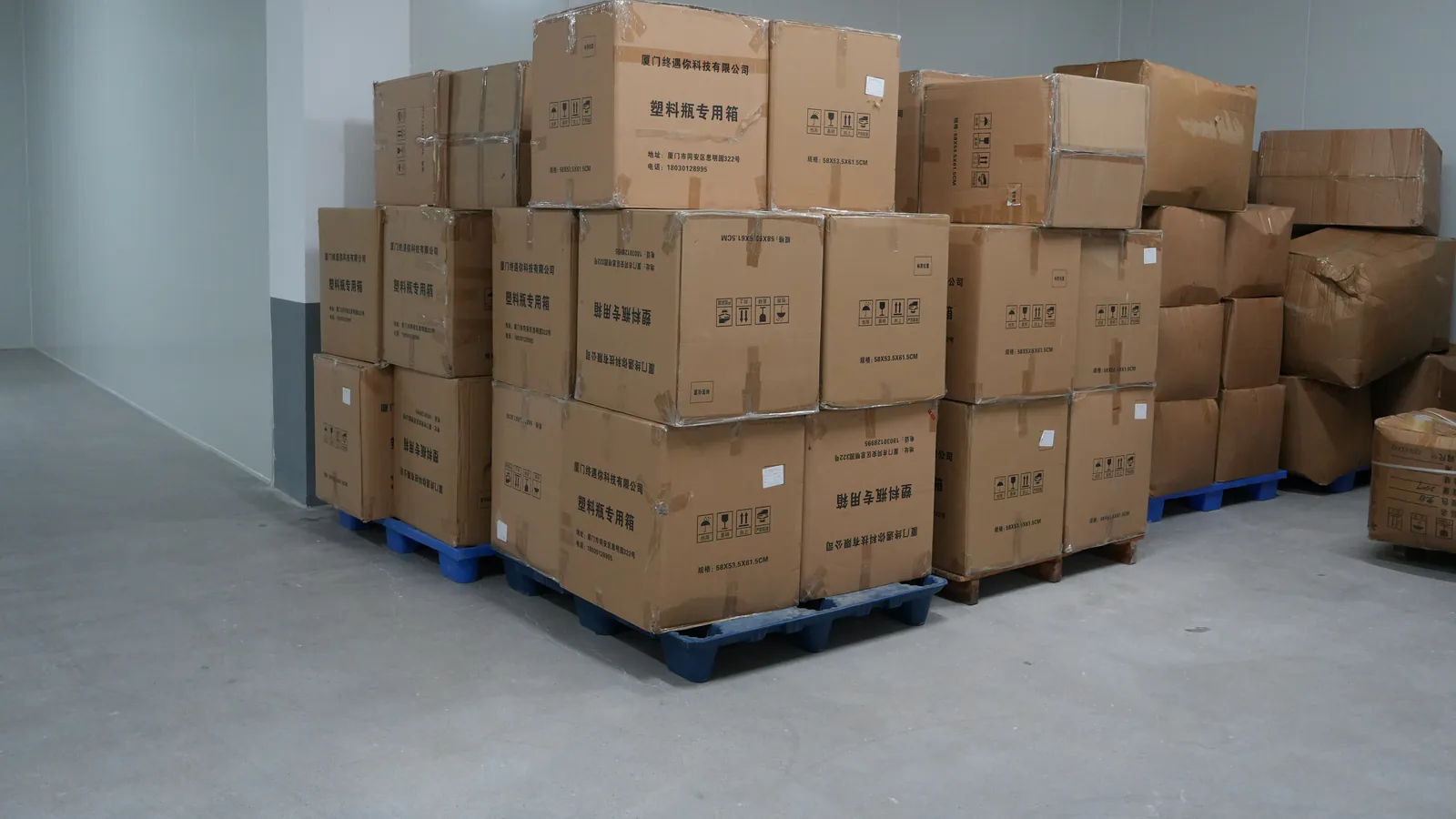 营养补充剂成品仓纸箱码放