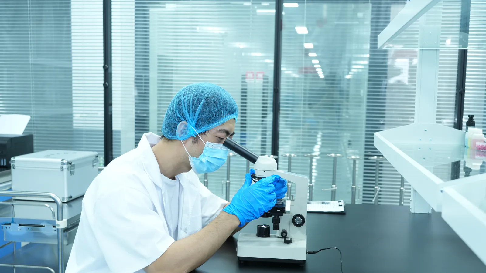 实验室人员使用仪器检查样品