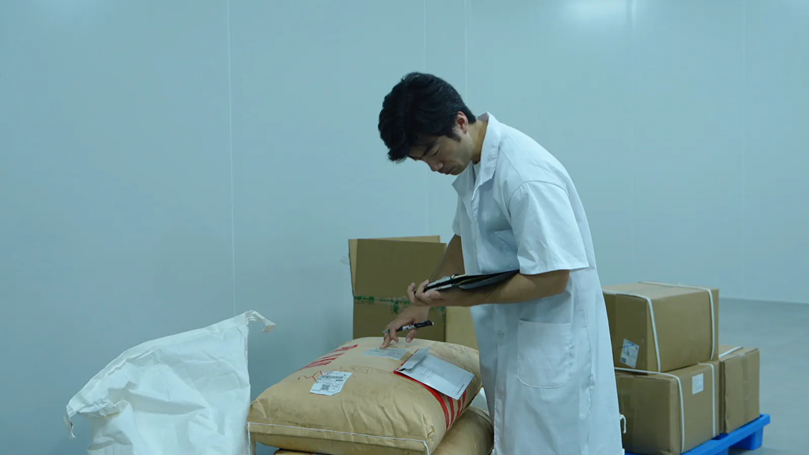 工作人员在仓储区核对原料信息